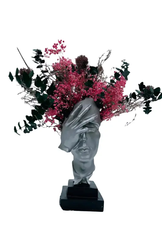 Gesichtsskulptur mit Trockenblumen